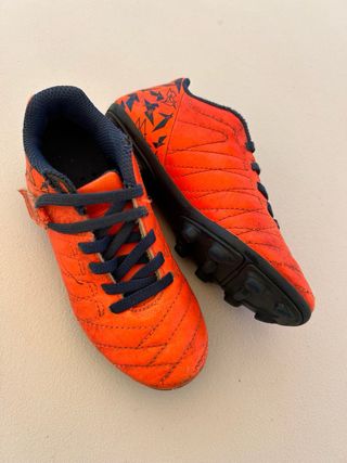 Botas futbol talla 28 de segunda mano por 5 EUR en Los Baños de Guardias  Viejas en WALLAPOP