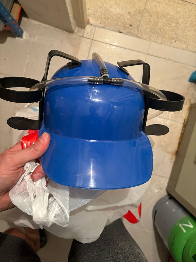 Casco para beber con pajita