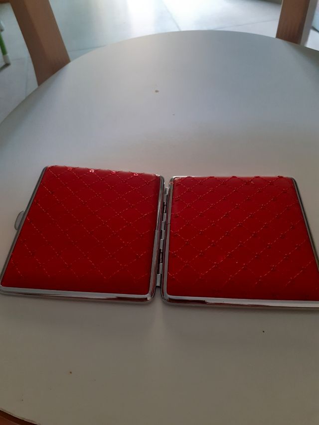 Portasigarette in rosso