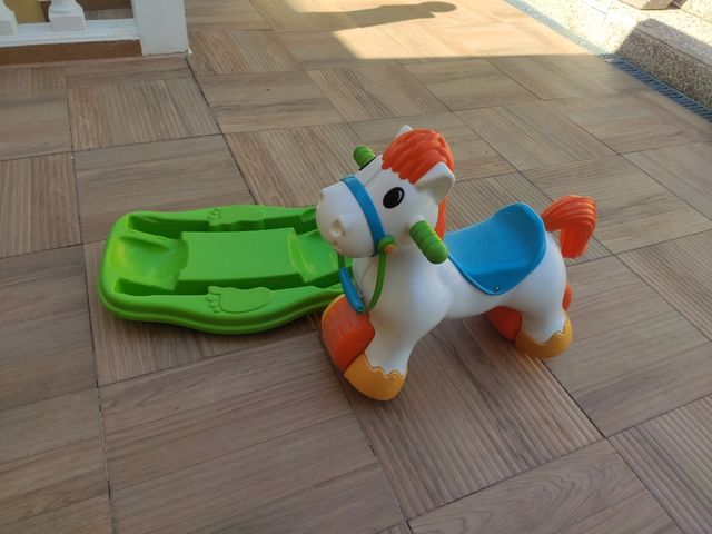 Correpasillos moto balancín FEBER Pony