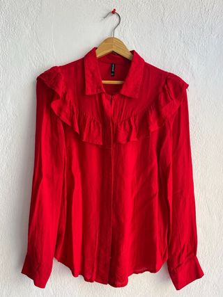 Camisa roja con volante