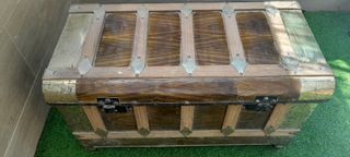 Baúl  de madera y hojalata antiguo
