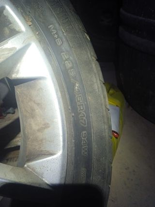 Neumático y llanta solo una rueda