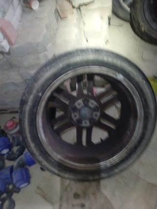 Neumático y llanta solo una rueda