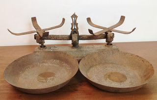 Balanza Antigua de Dos Platos