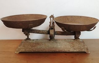 Balanza Antigua de Dos Platos