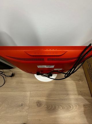 Tv LG 22 pulgadas Blanco y naranja