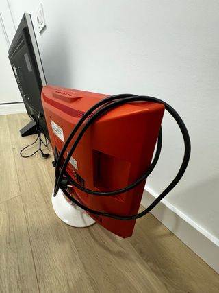 Tv LG 22 pulgadas Blanco y naranja