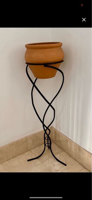 Maceta de barro y soporte de metal