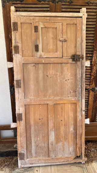 Puerta con ventana y marco