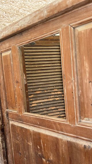 Puerta con ventana y marco