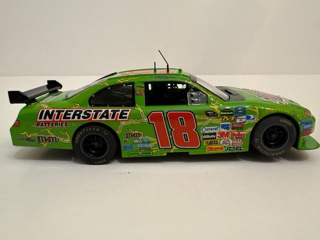 Toyota Camry Nascar #18 verde Scalextric