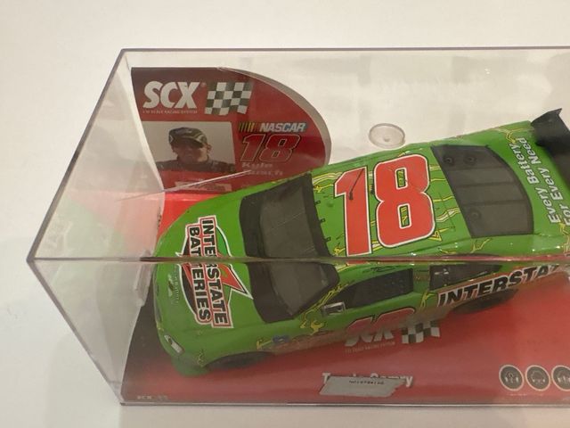 Toyota Camry Nascar #18 verde Scalextric