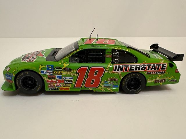 Toyota Camry Nascar #18 verde Scalextric