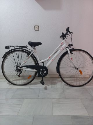 Bicicleta blanca para ciudad.