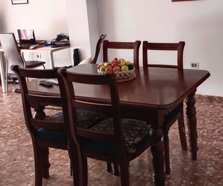Mesa de salón y regalo 4 sillas
