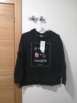 Sudadera negra Bershka.