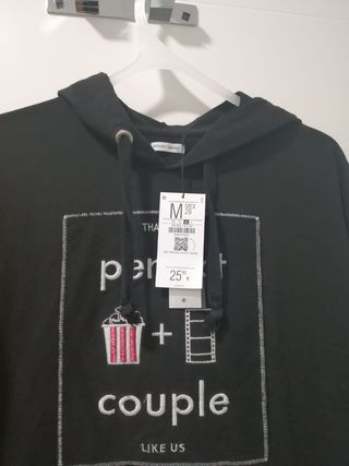 Sudadera negra Bershka.