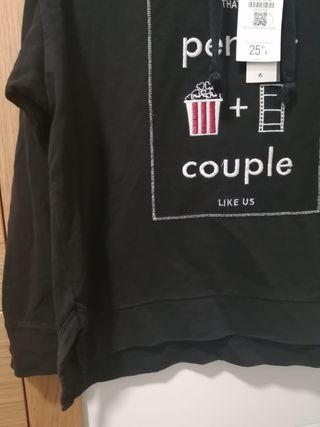 Sudadera negra Bershka.