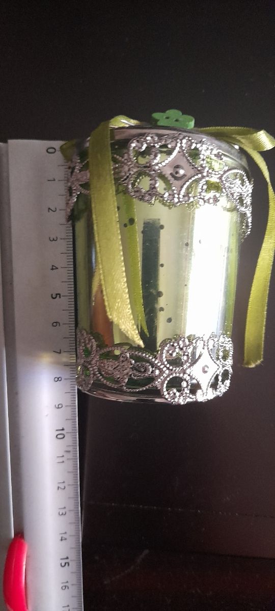 Copo em vidro com tampa e base em metal