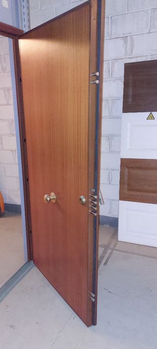 Puerta acorazada de entrada a vivienda