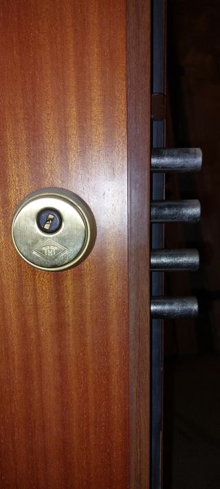 Puerta acorazada de entrada a vivienda