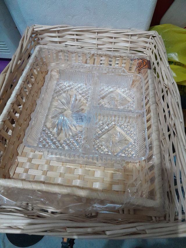 Bandejas mimbre. Plástico no se vende