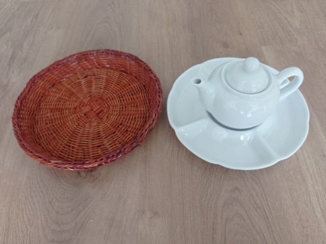 TETERA CON PLATO INCORPORADO.