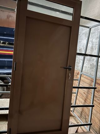 Puerta de aluminio sin estrenar (Nueva)