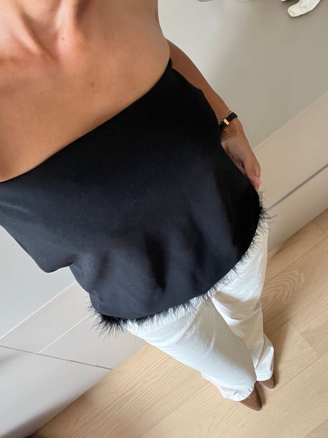 top con pelo o minigonna