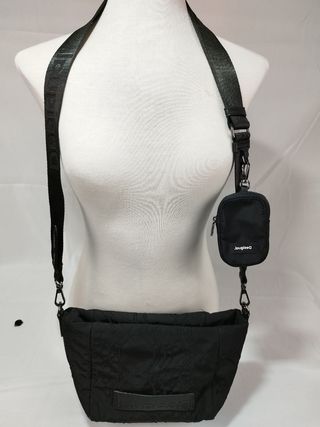 Bolso desigual mediano negro bordado 