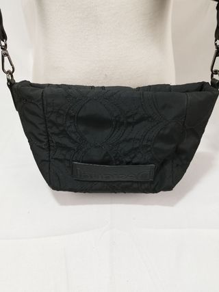 Bolso desigual mediano negro bordado 