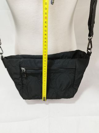 Bolso desigual mediano negro bordado 
