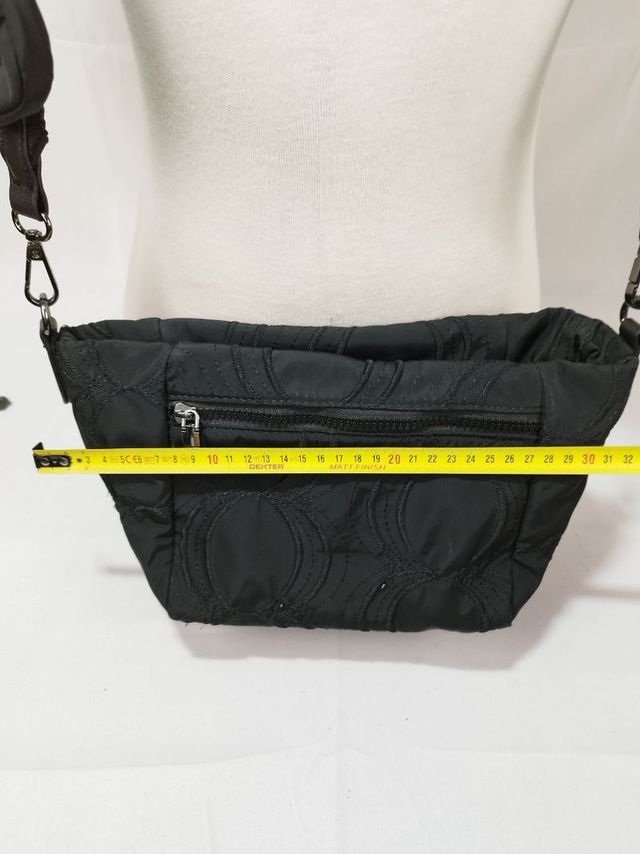 Bolso desigual mediano negro bordado