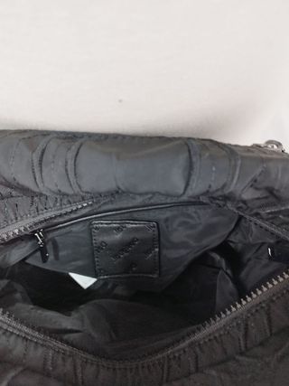 Bolso desigual mediano negro bordado 