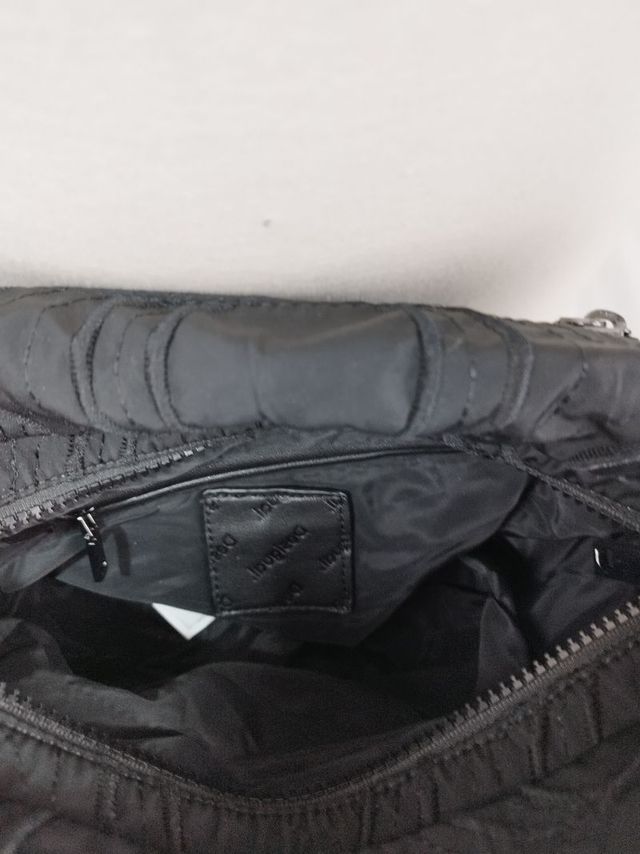 Bolso desigual mediano negro bordado