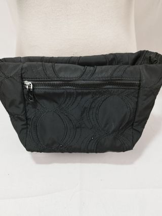 Bolso desigual mediano negro bordado 