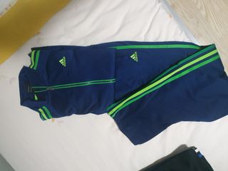 Chándal de marca adidas.. 