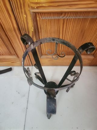 Porta maceta de forja