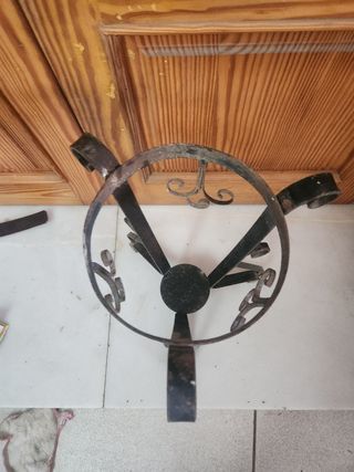 Porta maceta de forja