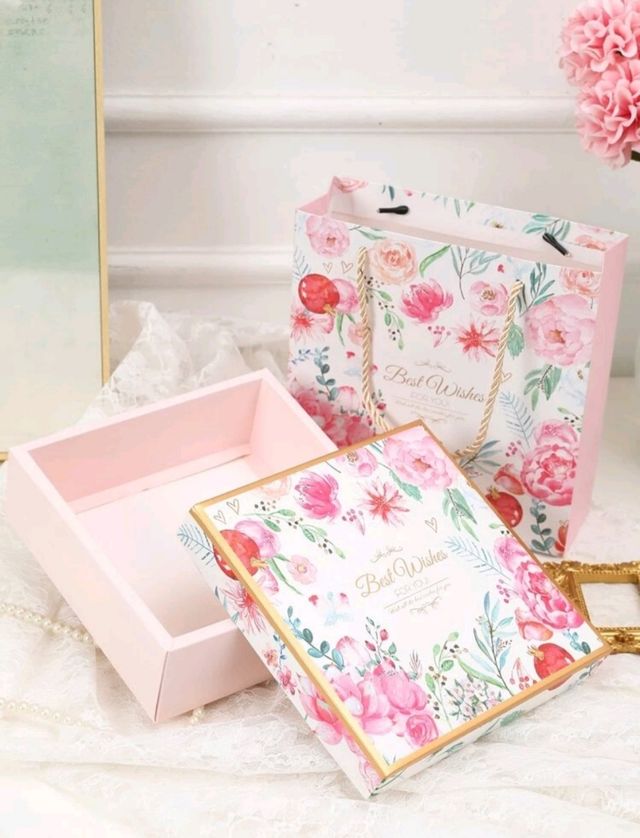 Lote de bolsas y cajas de regalo