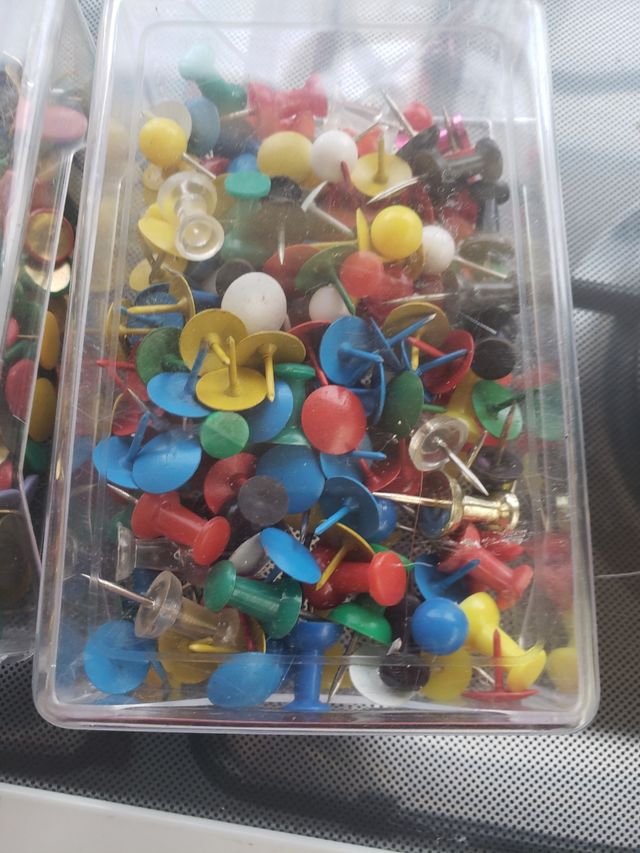 2 cajas con chinchetas 1.50