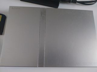 PlayStation 2 Slim Plateada