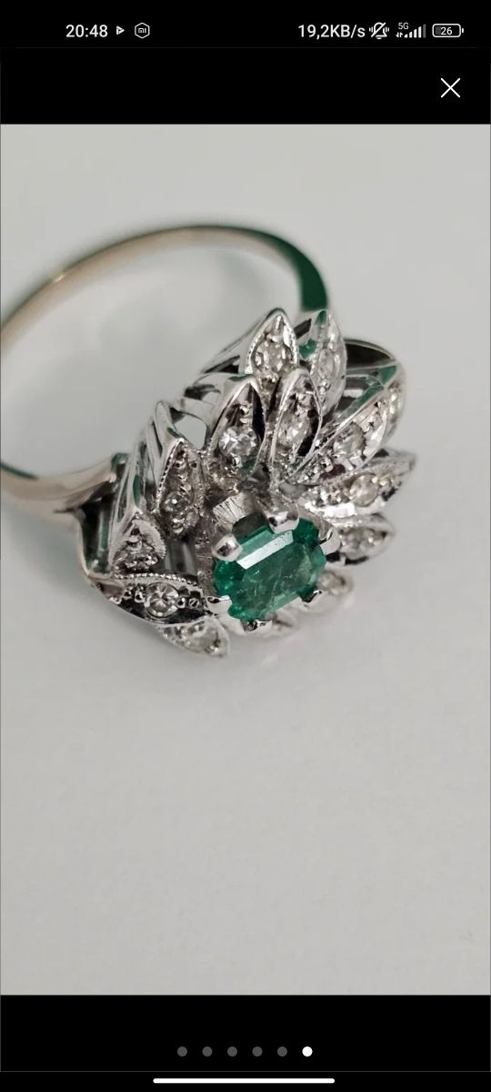 Anillo de flor con diamantes y esmeralda