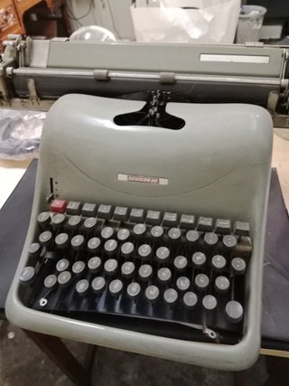 Maquina de escribir antigua