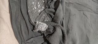 Blusa gris con lentejuelas