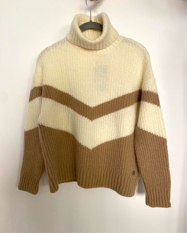 Jersey blanco y marrón, de Brownie. 