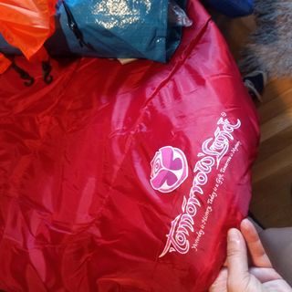 Tienda de campaña + 2 sacos de dormir