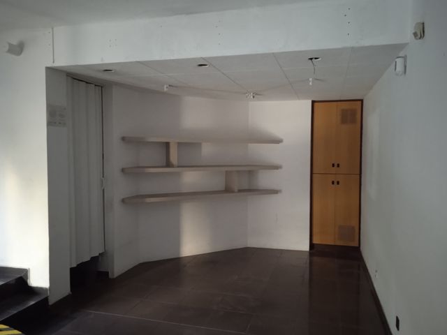 Se alquila amplio local en avenida de Viladecans