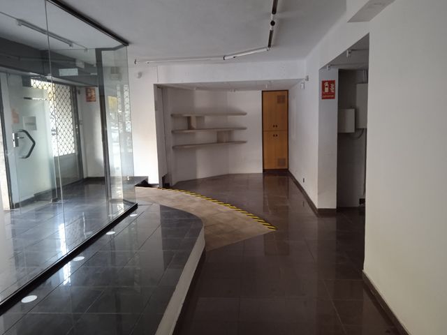 Se alquila amplio local en avenida de Viladecans